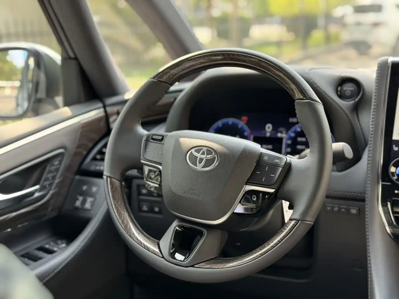 Toyota Alphard 2025 Hybrid 2.5L Ultimate Gold Edition фото 9