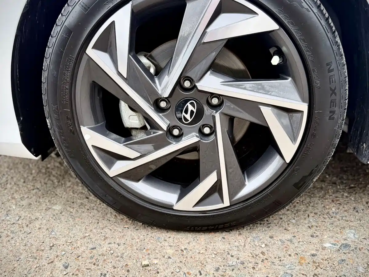 Hyundai Elantra 2023 Model 1.5L CVT LUX Premium Edition фото 9