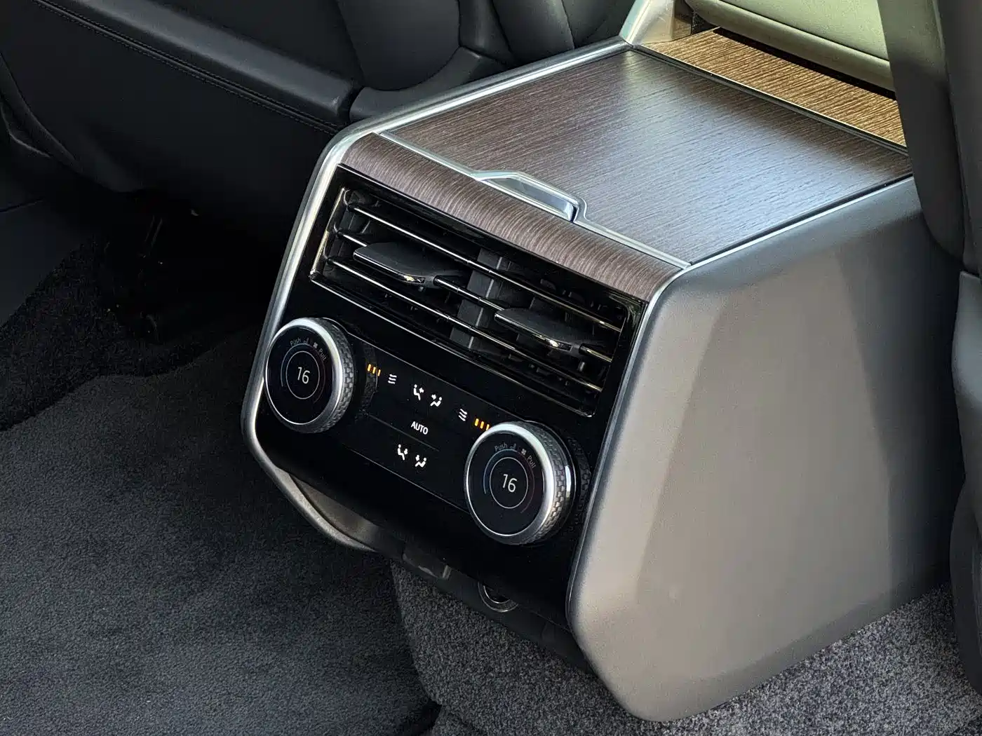 Land Rover Range Rover 2024 3.0 L6 400PS Genesis Extended фото 26