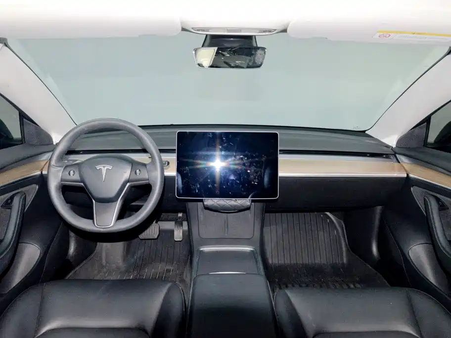 Фото 10 - Tesla Model 3