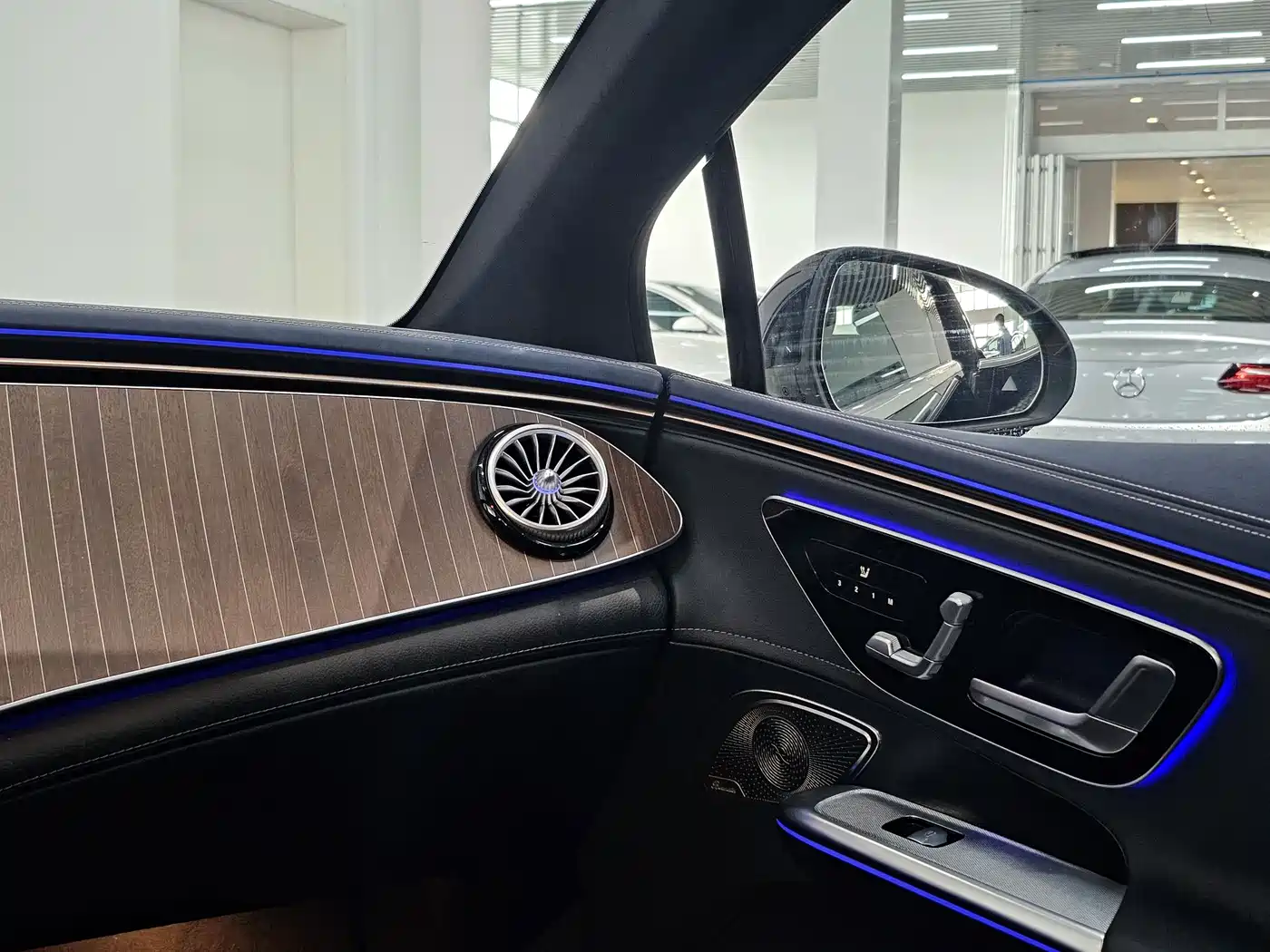 Mercedes-Benz EQE 2022 350 Pioneer Edition фото 13