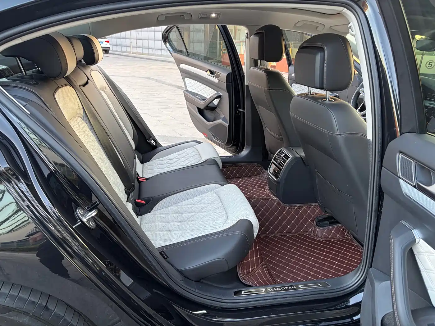 Volkswagen Magotan 2023 Model 2 Million Commemorative Edition 330TSI DSG Luxury фото 29