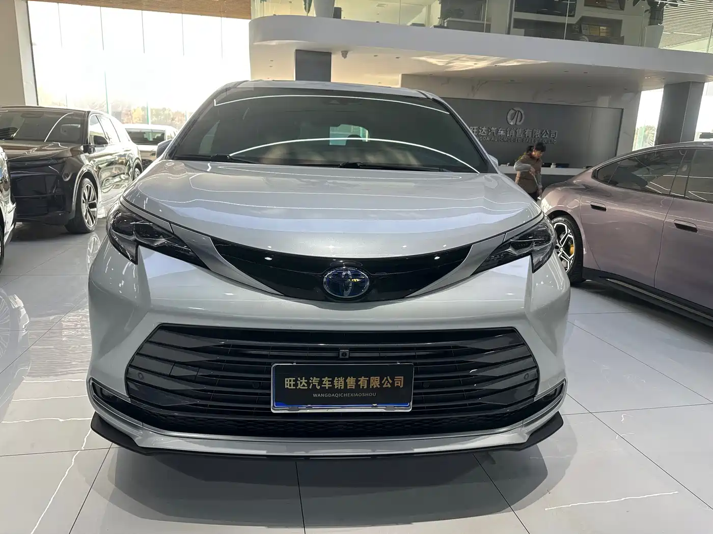Toyota Sienna 2023 2.5L Hybrid Premium Edition фото 2