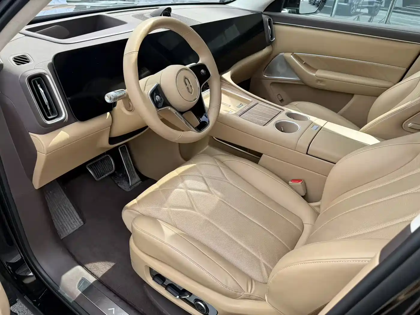 AITO Wenjie AITO M8 2025 Extended Range Ultra 53.4kWh 6-Seater фото 12