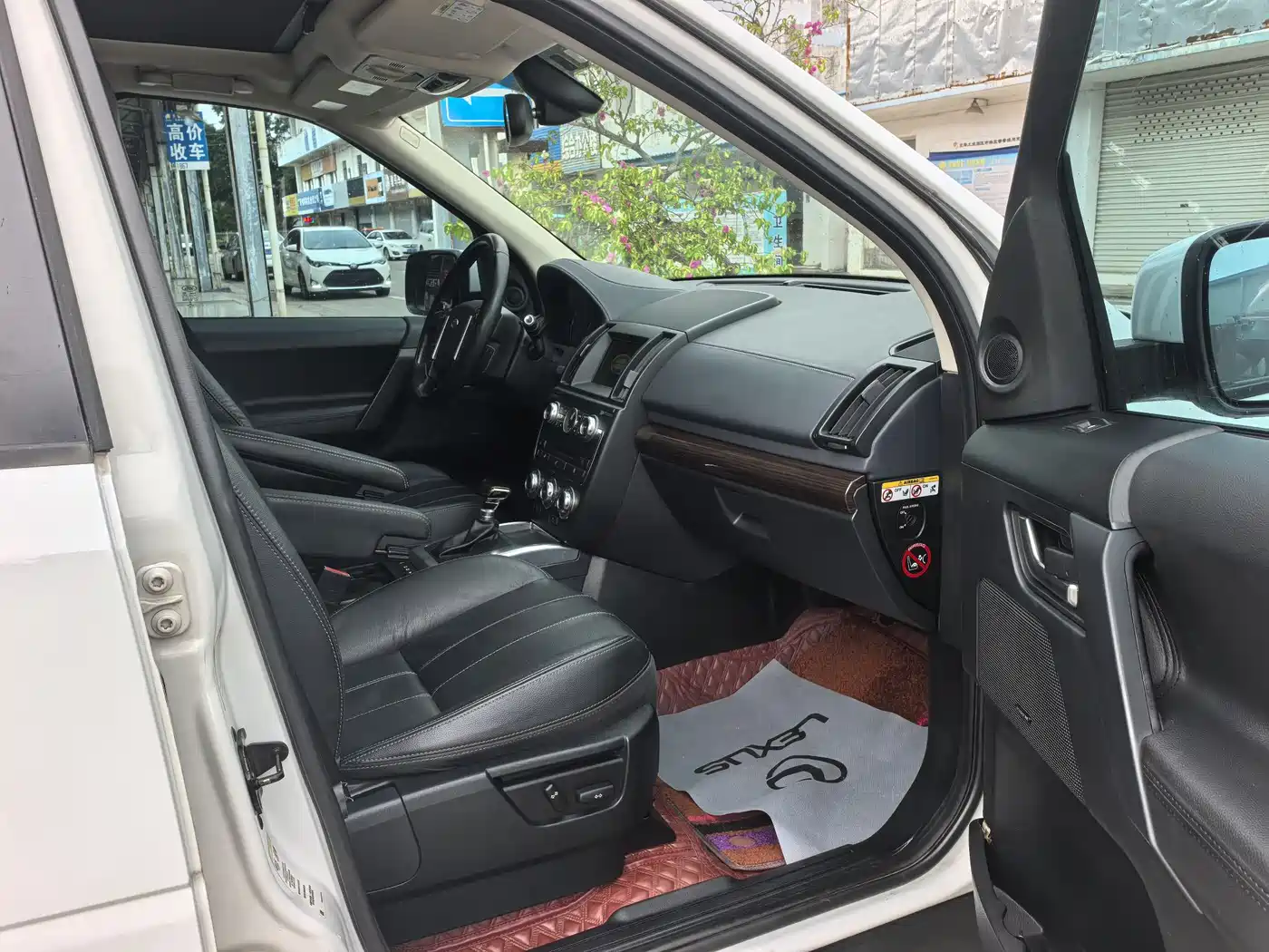 Land Rover Freelander 2 2014 2.0T Si4 SE Gasoline Edition фото 6