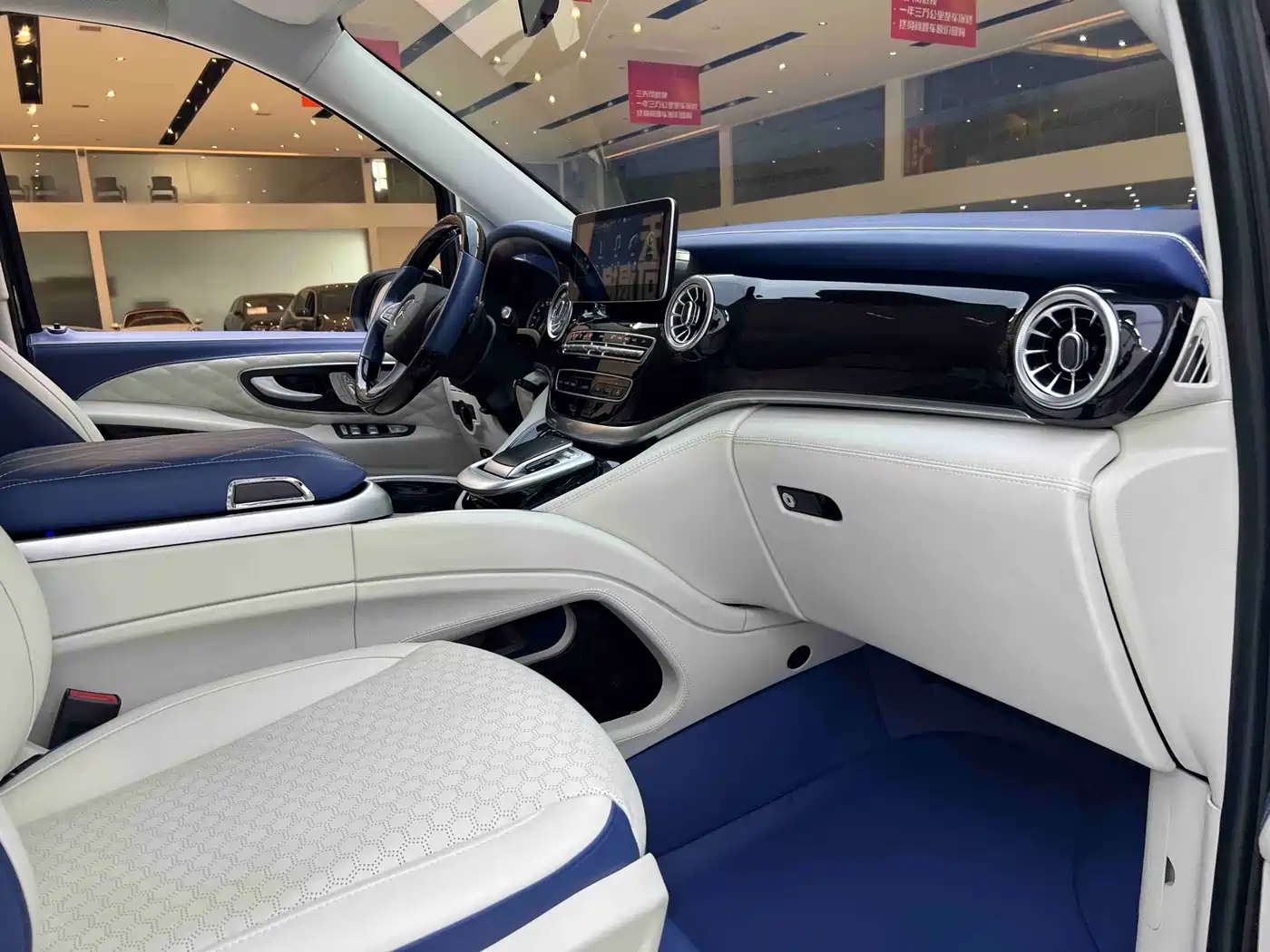 Mercedes-Benz Vito 2023 2.0T Elite 7-Seater фото 15