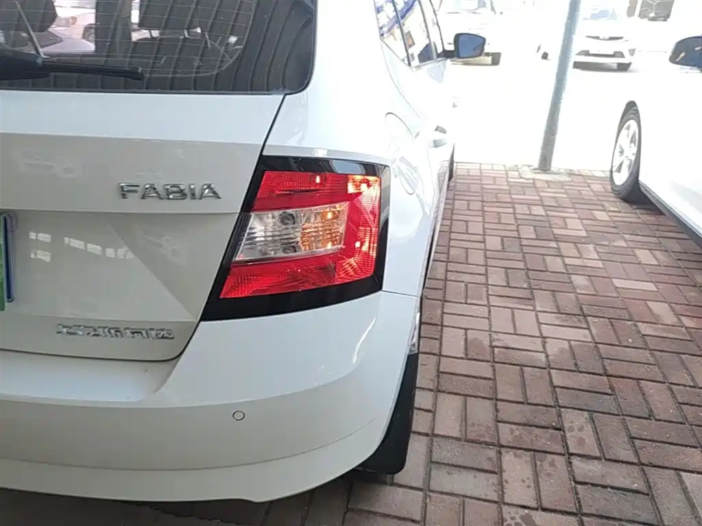 Škoda Fabia 2017 1.4L Auto Car Enjoy Edition фото 8