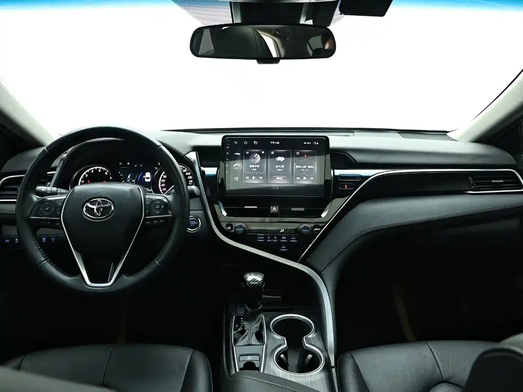 Фото 15 - Toyota Camry