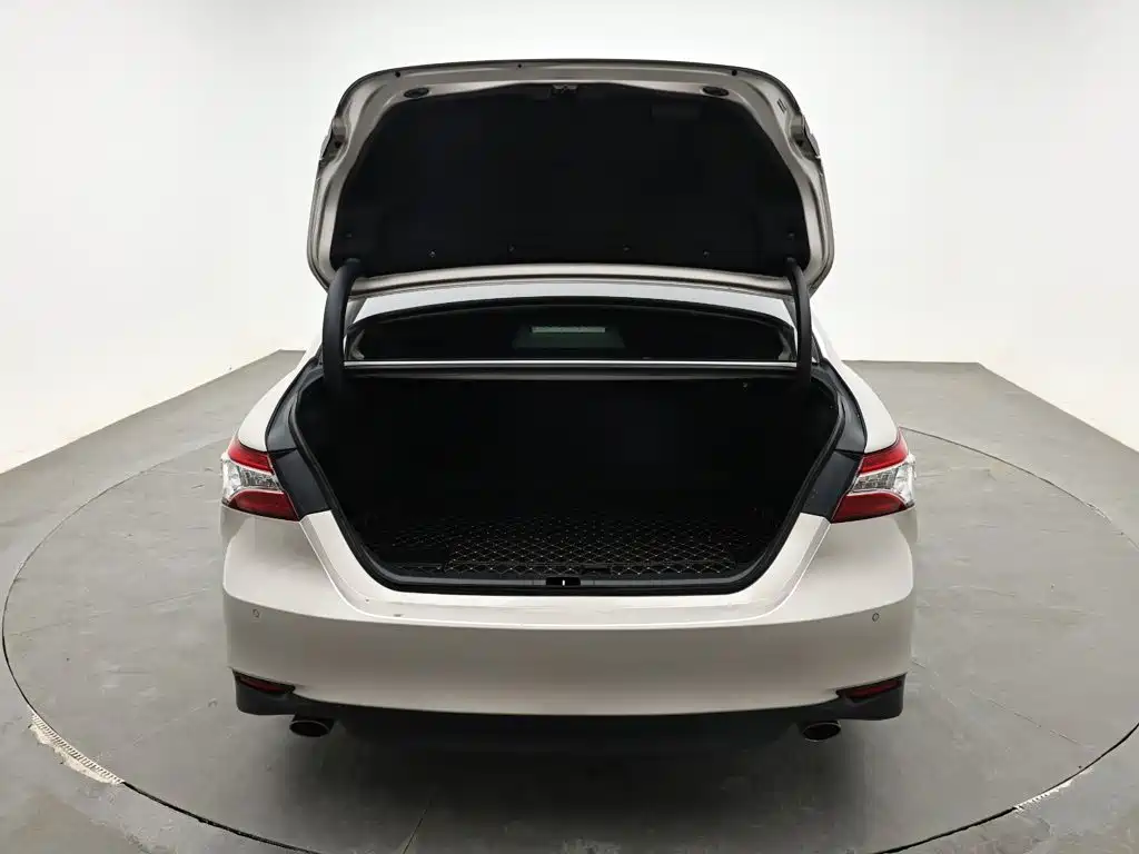 Фото 8 - Toyota Camry