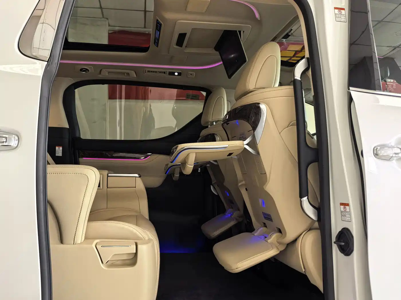 Toyota Alphard 2021 Hybrid 2.5L Luxury фото 12
