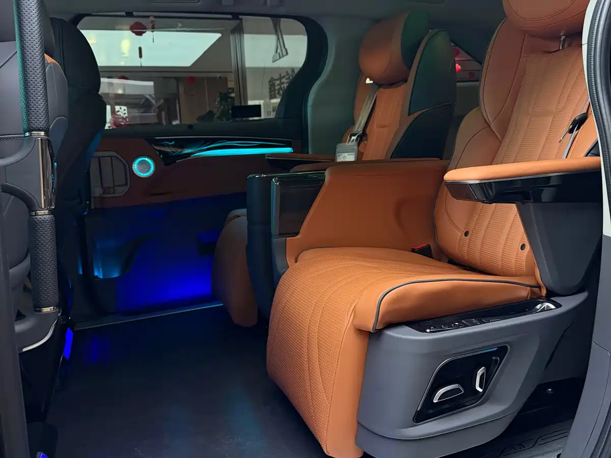 Toyota Granvia 2024 2.5L Hybrid Comfort фото 9