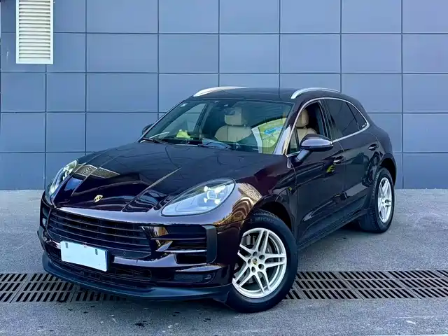 PORSCHE MACAN