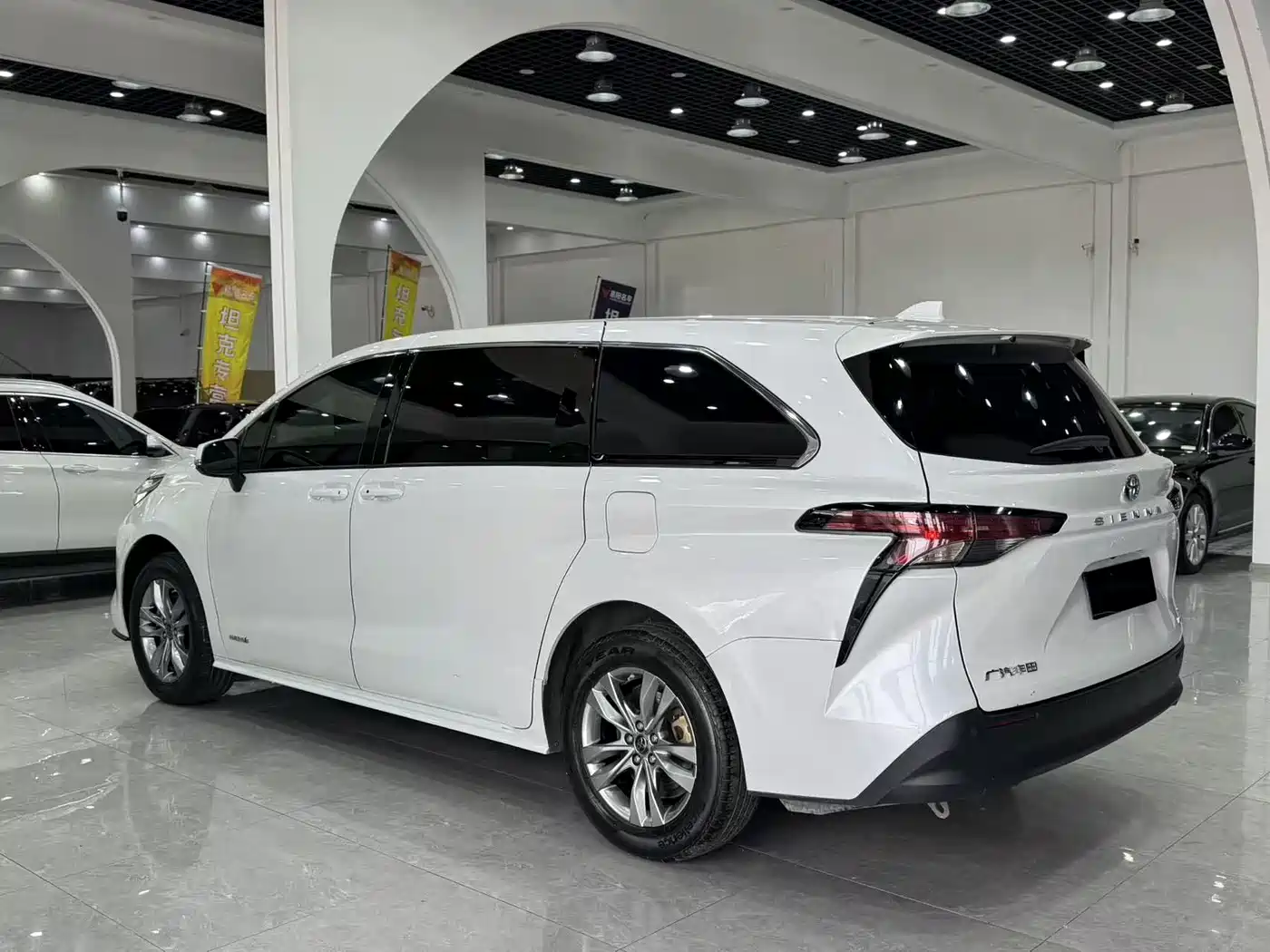 Toyota Sienna 2023 2.5L Hybrid Comfort Edition фото 6