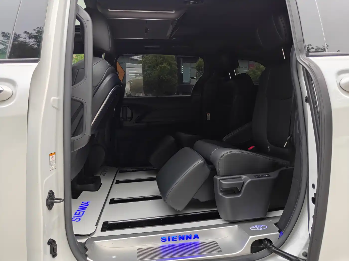 Toyota Sienna 2023 2.5L Hybrid Premium Edition фото 6