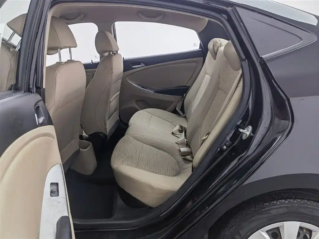 Hyundai Verna 2014 1.4L Manual Smart GLS фото 15