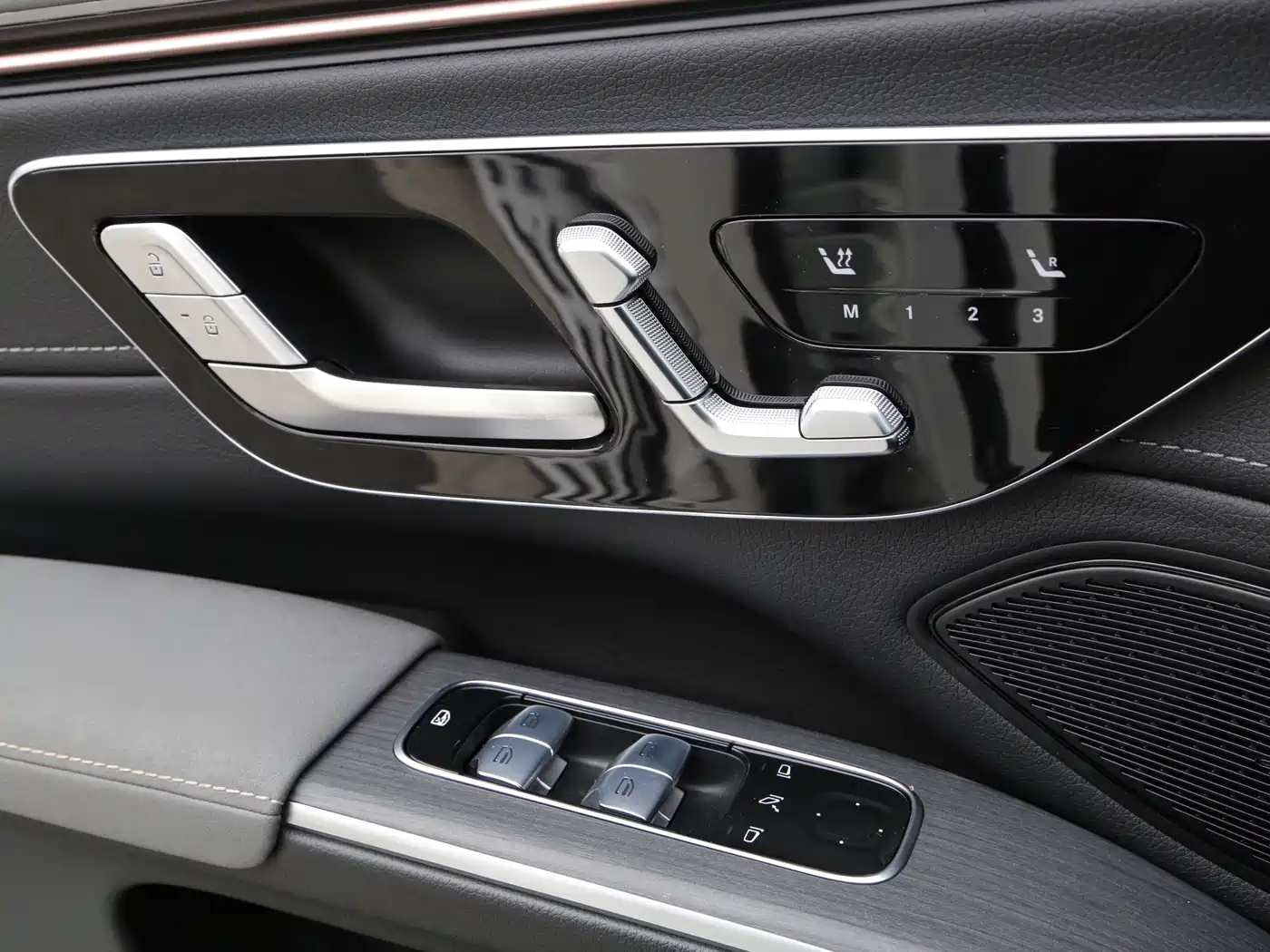 Mercedes-Benz EQS SUV 2023 450+ фото 15