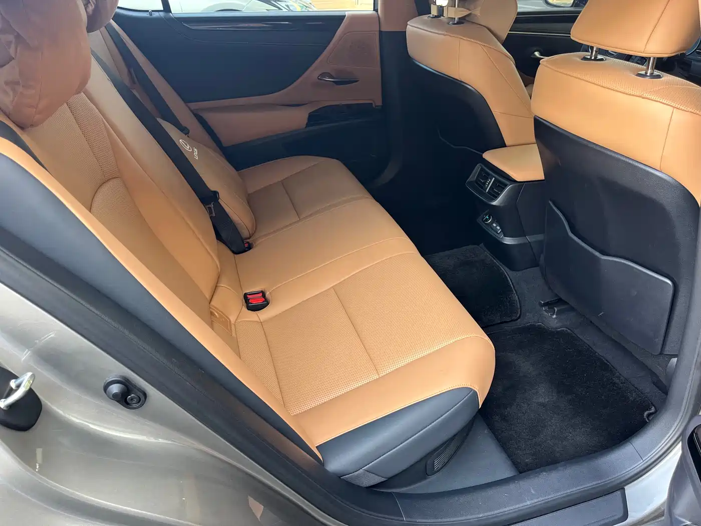 Lexus ES 2021 300h Excellence Edition фото 11