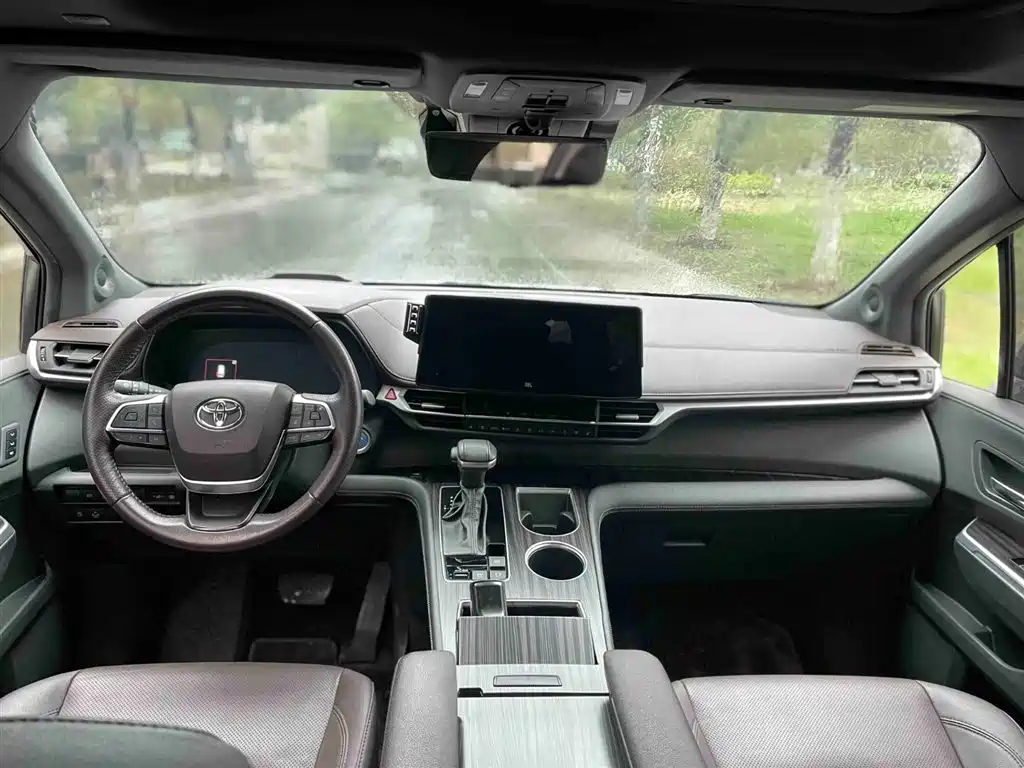Toyota Sienna 2021 2.5L Hybrid Platinum Edition фото 11