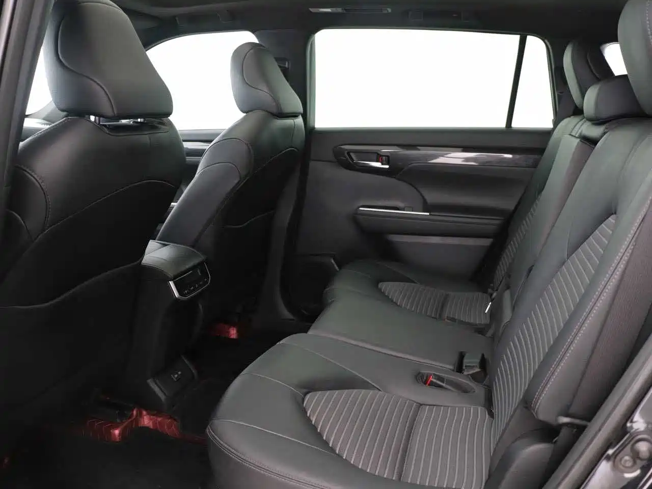 Toyota Crown Kluger 2021 2.5L HEV 4WD Premium фото 11