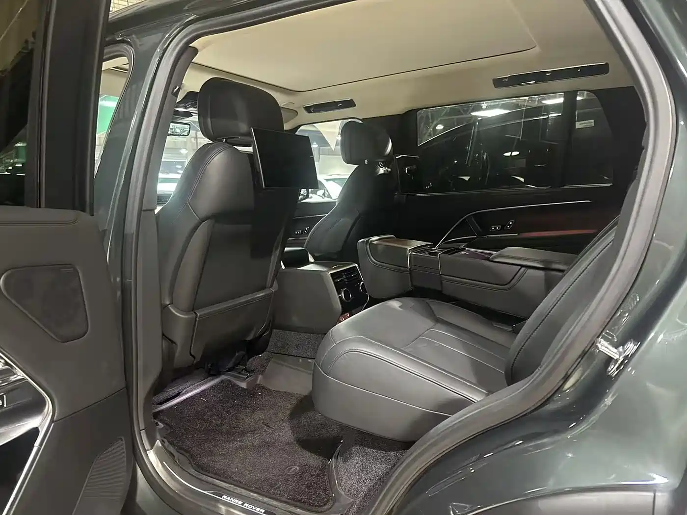 Land Rover Range Rover 2025 3.0 L6 400PS Genesis Extended Wheelbase фото 6