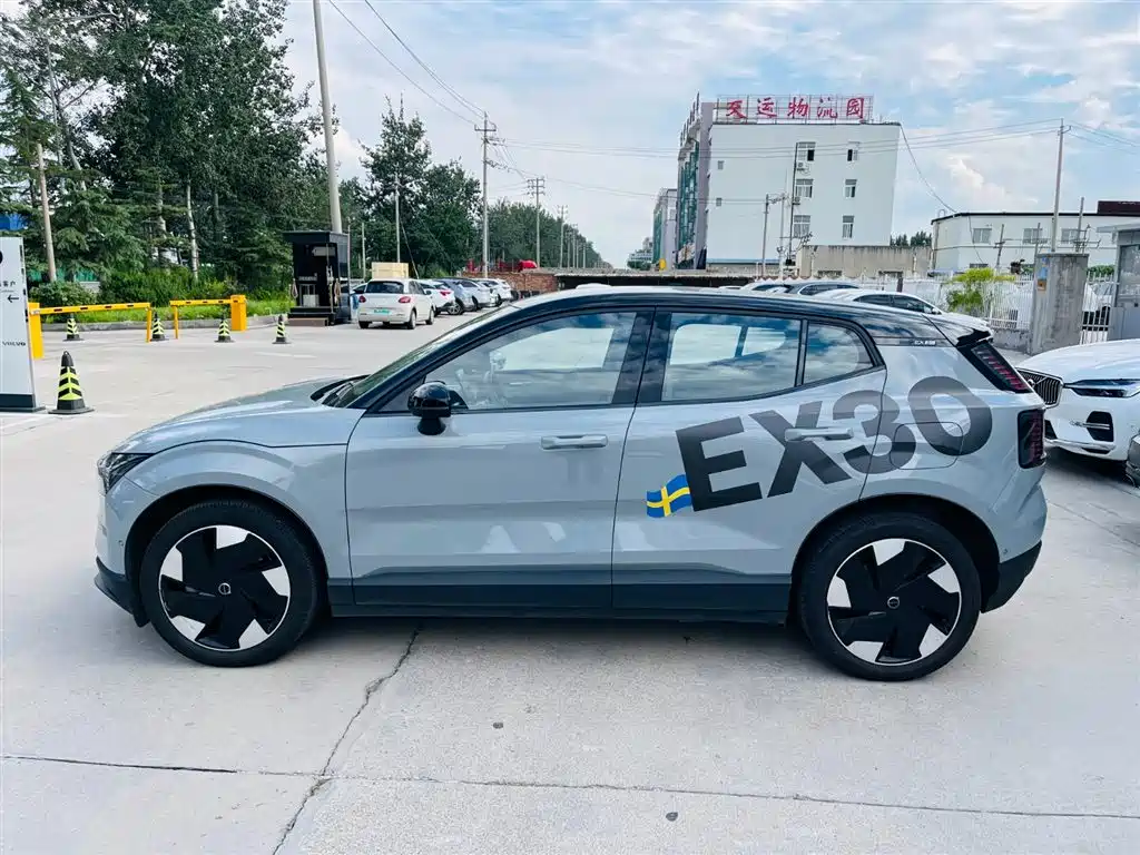 VOLVO EX30