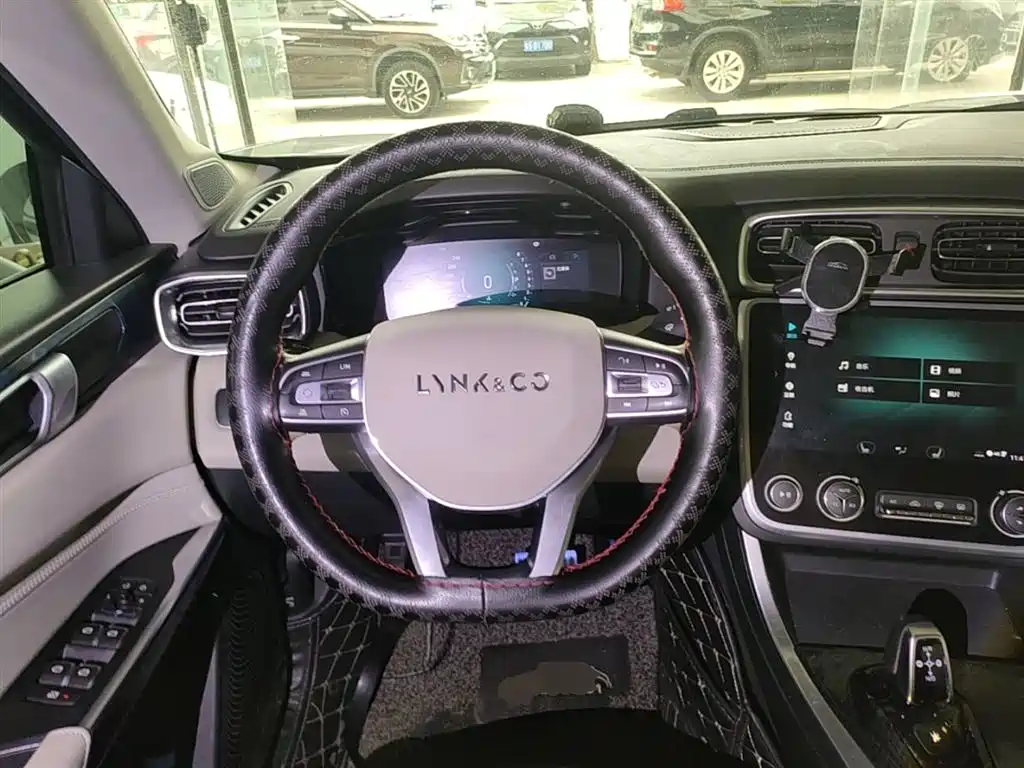 Lynk & Co 01 2017 2.0T 2WD Pro Shine Edition фото 11