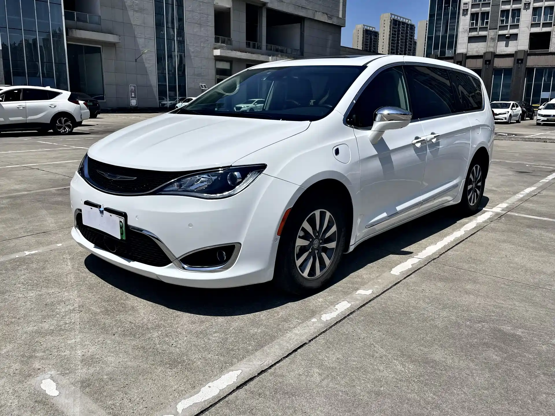 Фото 1 - Chrysler Pacifica PHEV