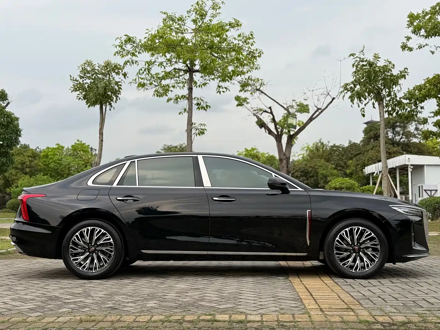 Hongqi H5 2025 2.0T Automatic Flag Celebration 500,000 Units Anniversary Edition фото 6
