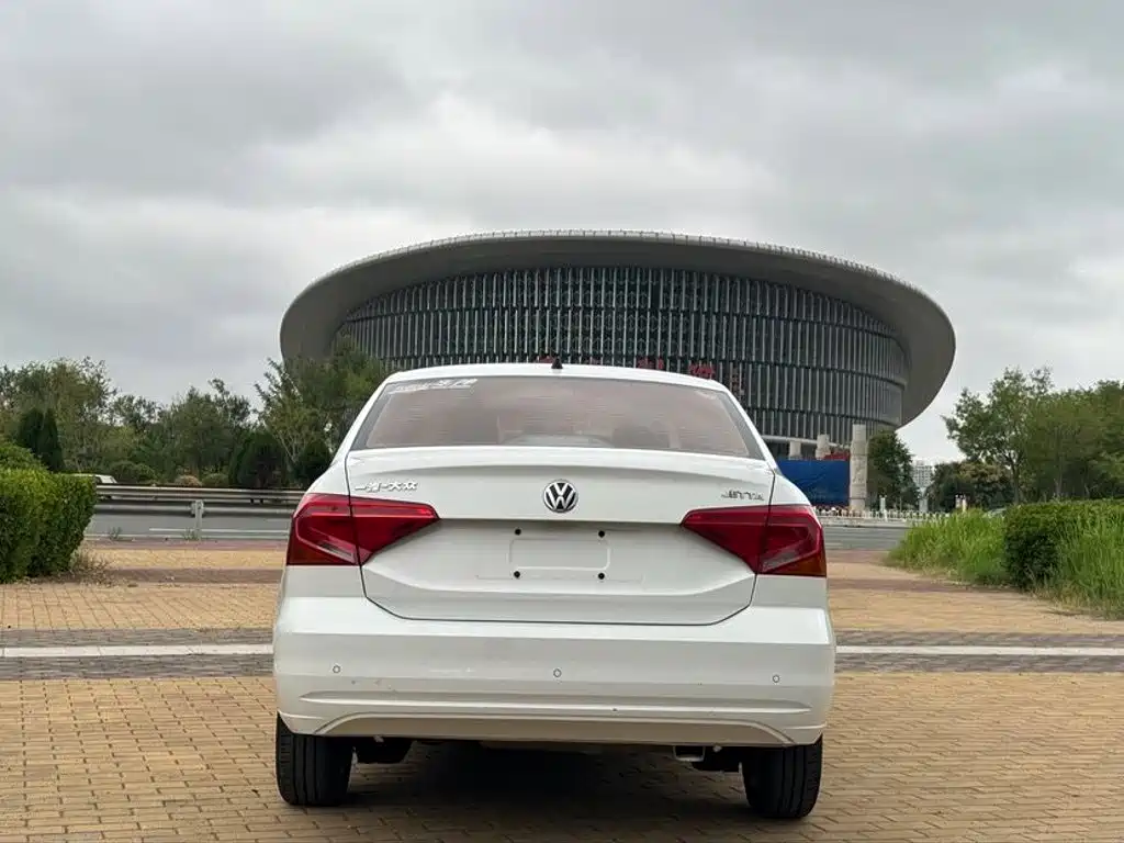 Photo 5 - Volkswagen Jetta