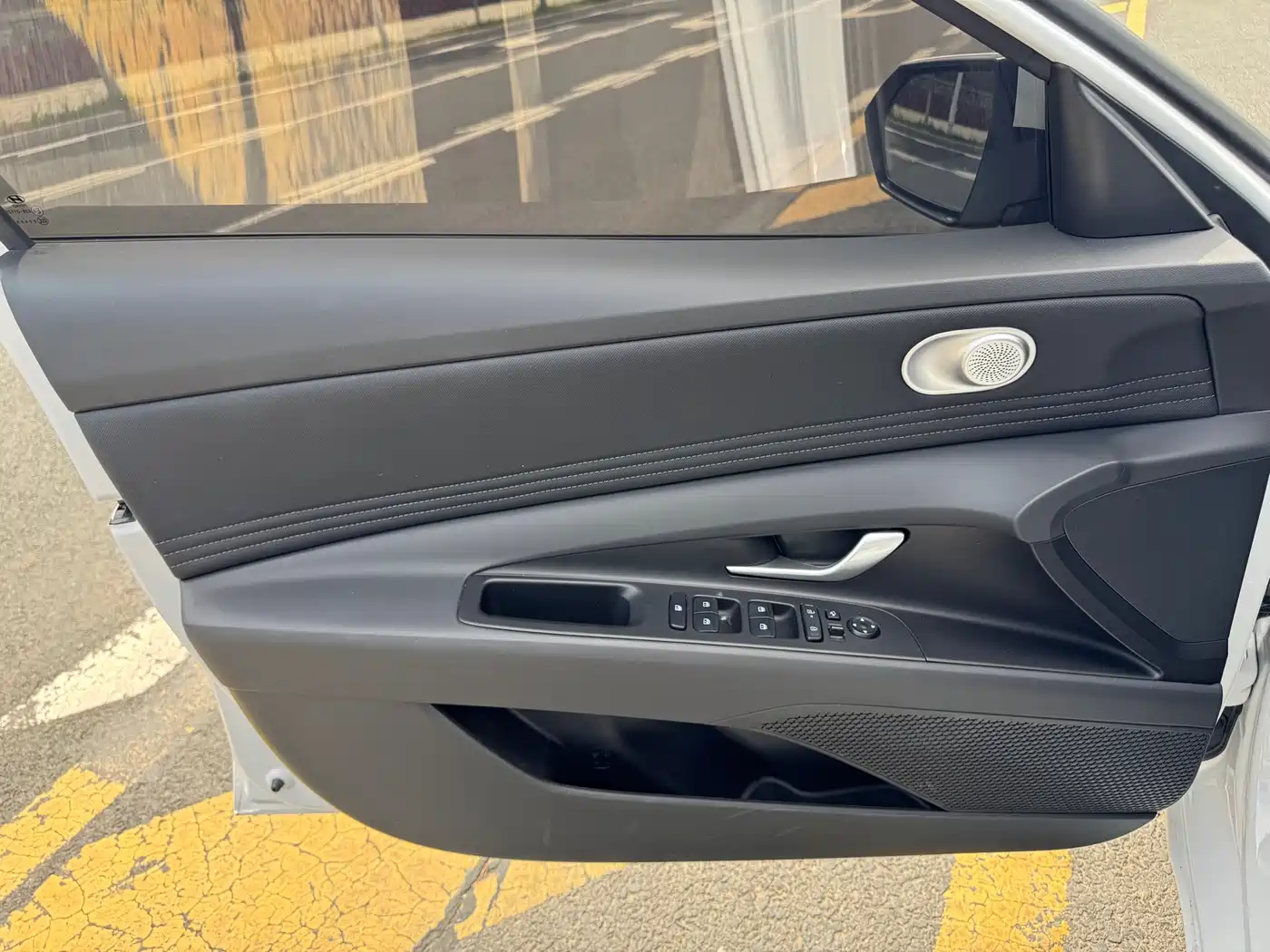 Hyundai Elantra 2023 Model 1.5L CVT LUX Premium Edition фото 15