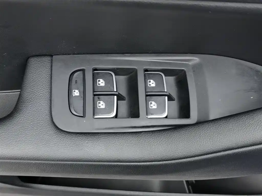 Hongqi H5 2020 1.8T Automatic Smart Connection Qi Rhythm Edition фото 9