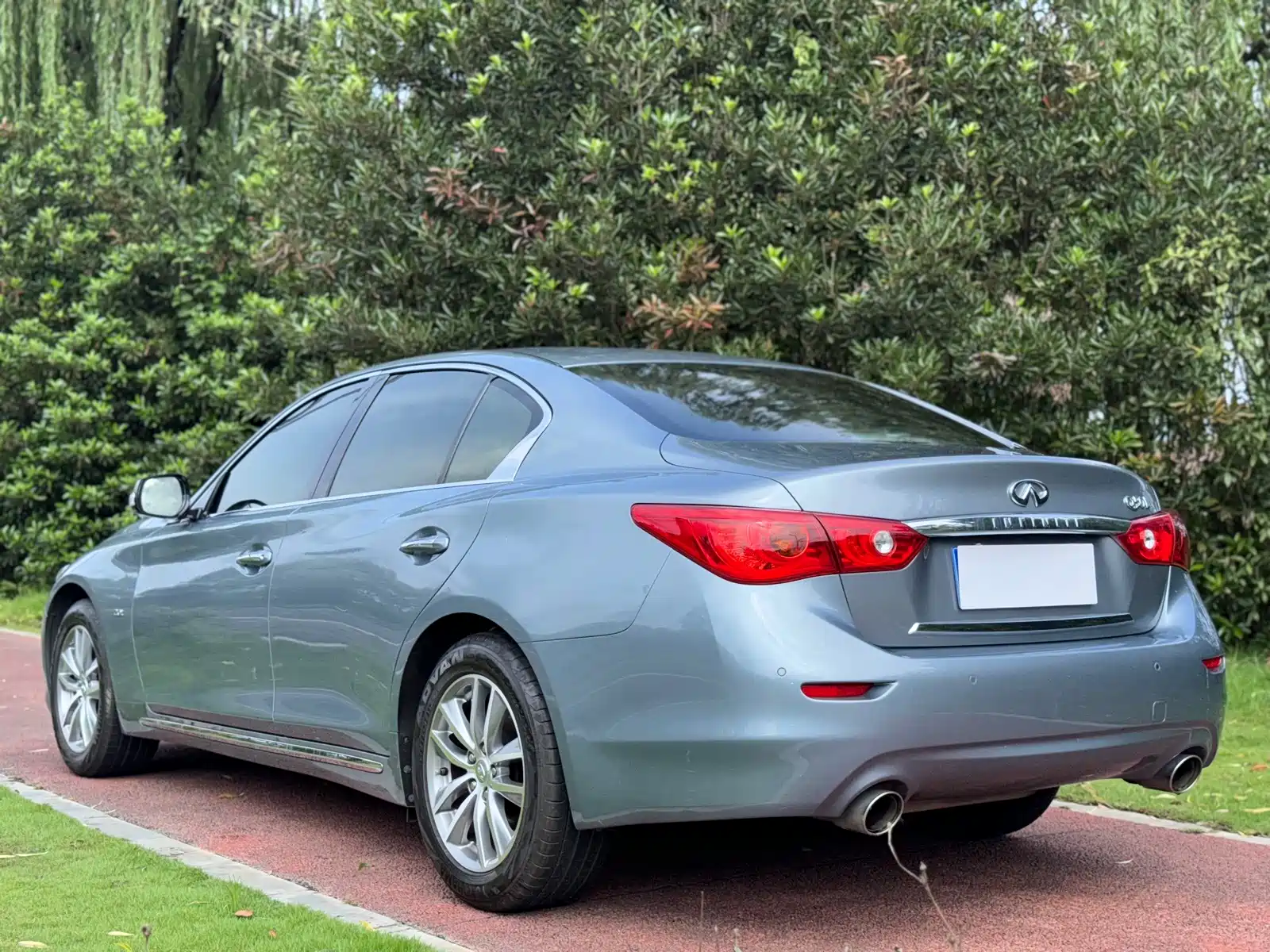 Photo 4 - Infiniti Q50L