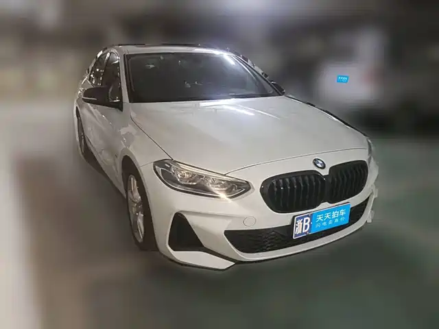 BMW 1 Series 2023 120i M Sport Shadow Edition — фото 3