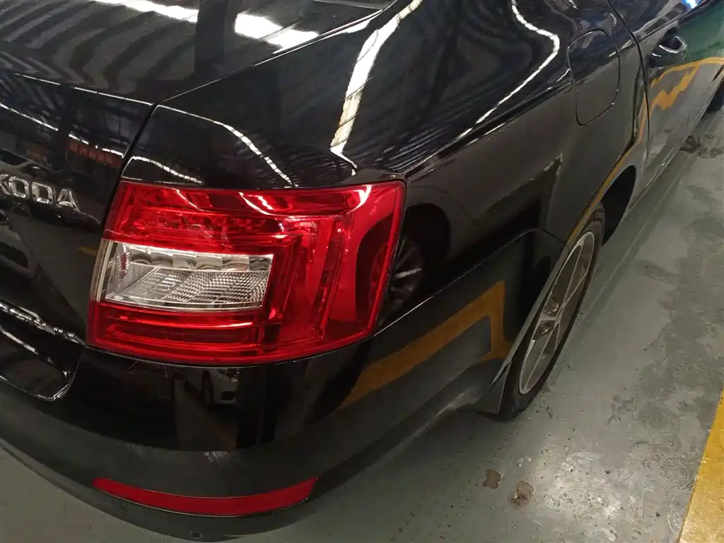 Škoda Octavia 2016 1.6L Automatic Pioneer Edition фото 8