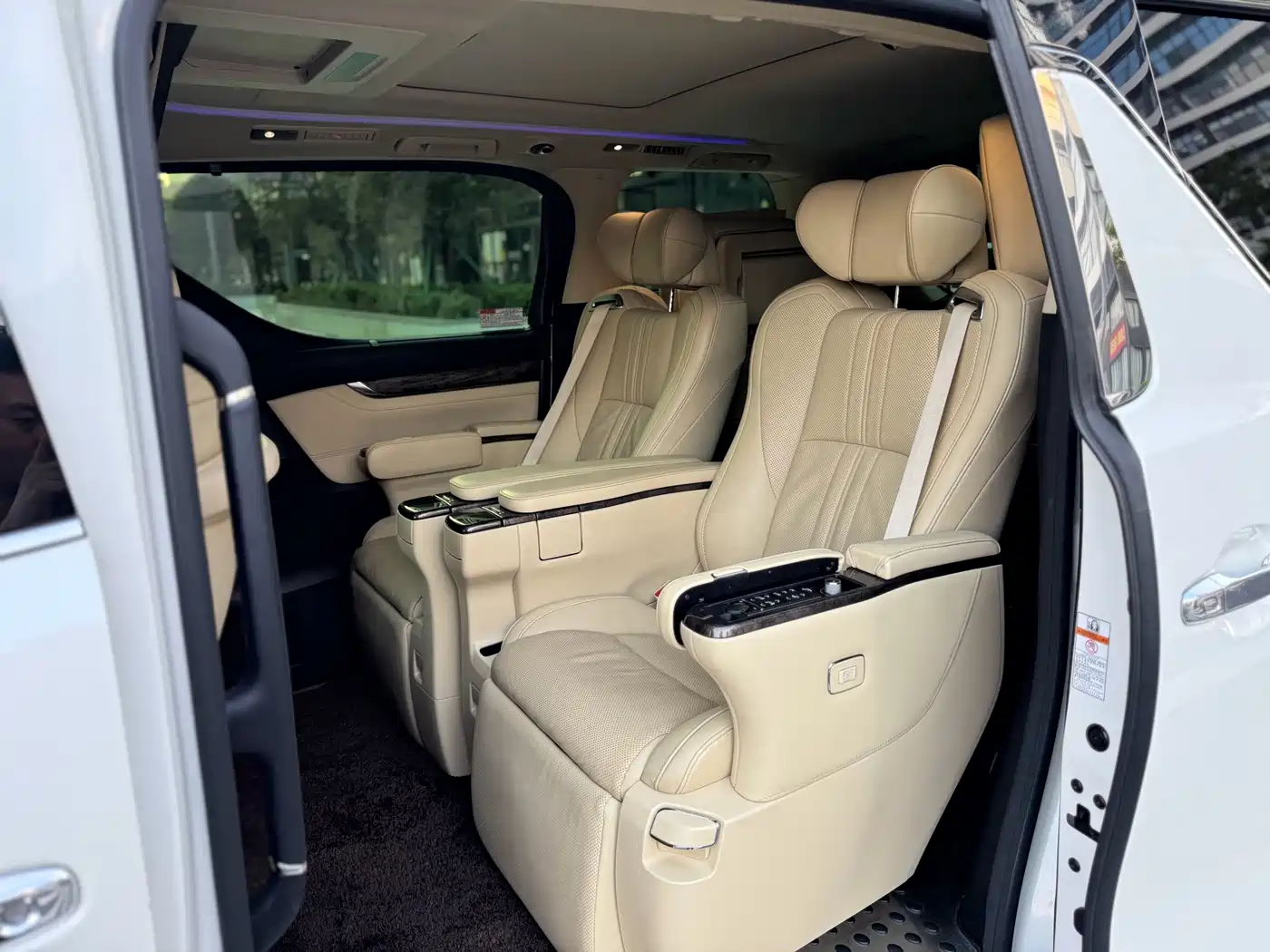 Photo 6 - Toyota Alphard