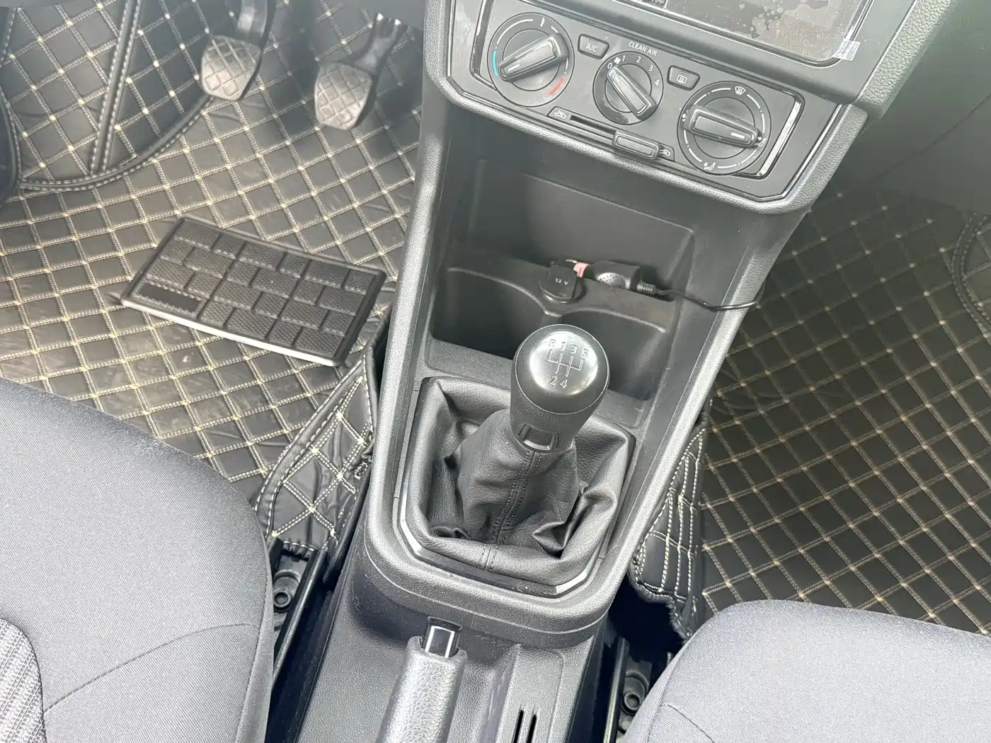Volkswagen Santana 2016 1.6L Manual Trend Edition фото 14