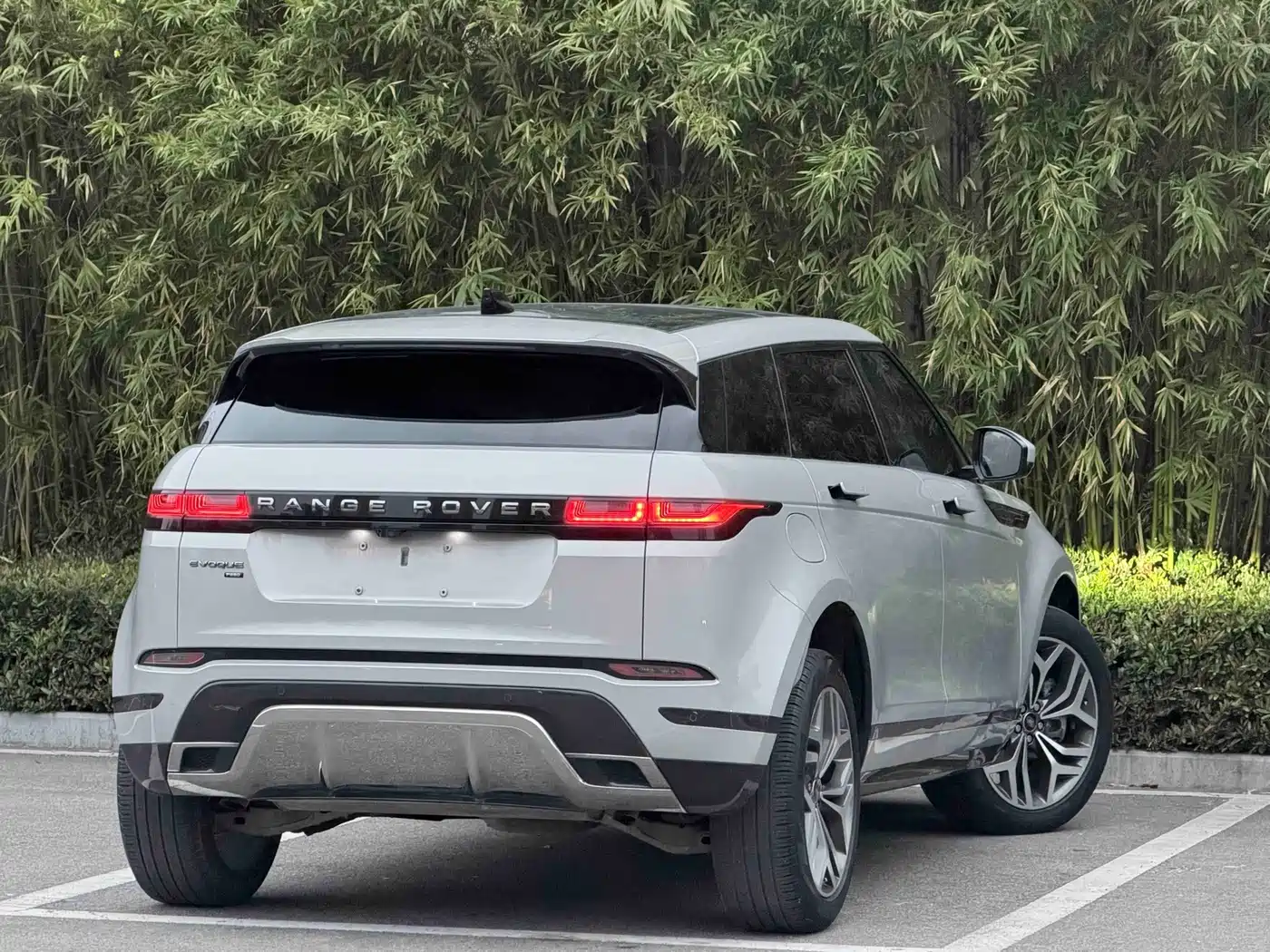 Photo 9 - Land Rover Range Rover Evoque