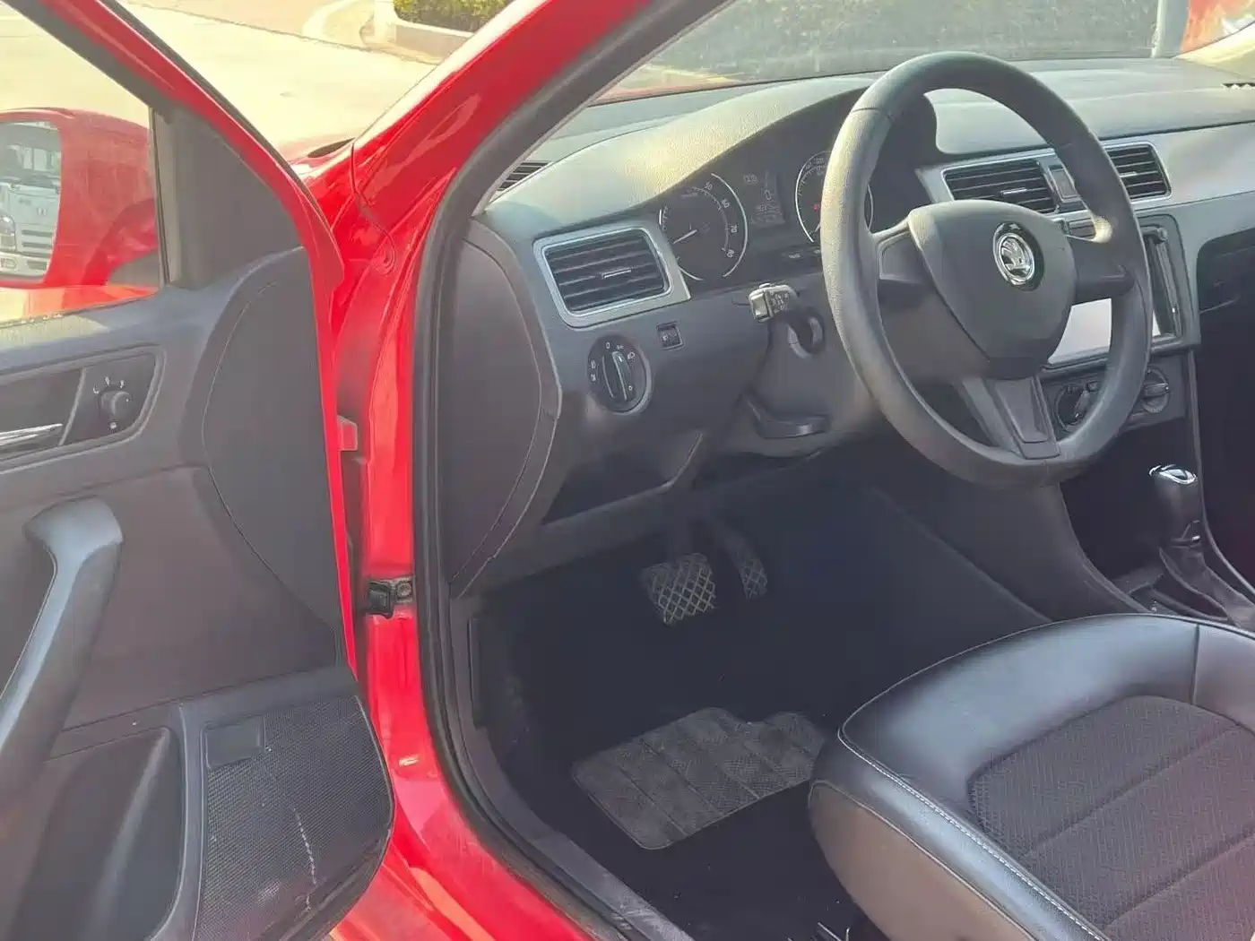 Škoda Skoda Rapid Spaceback 2016 Facelift 1.6L Automatic Innovation Edition фото 6