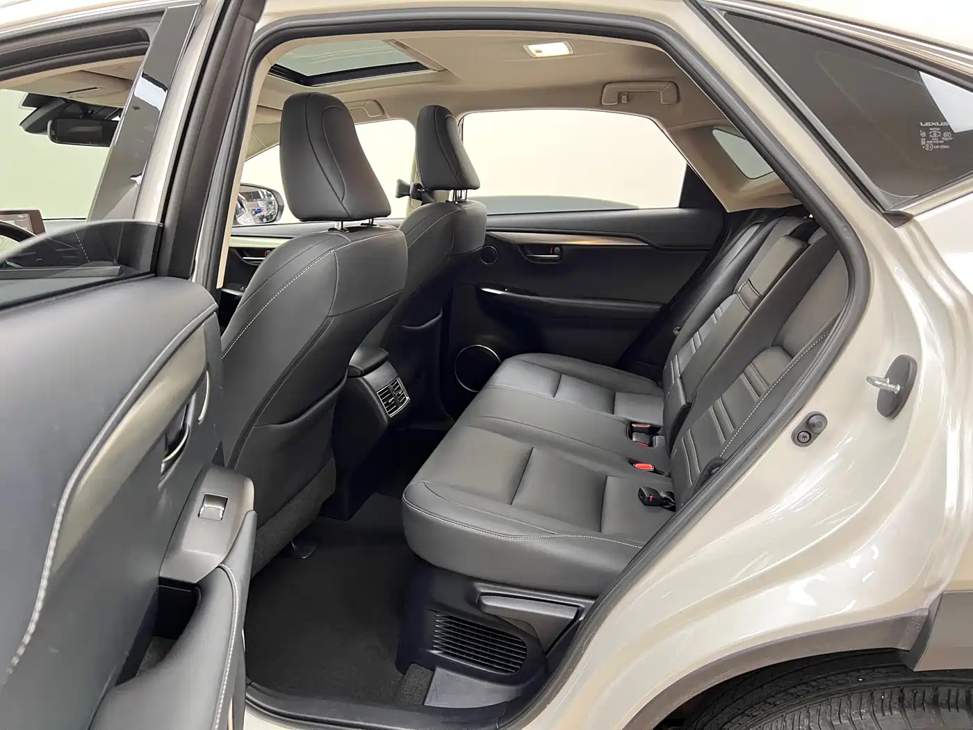 Lexus NX 2020 300h FWD F Sport China VI фото 17