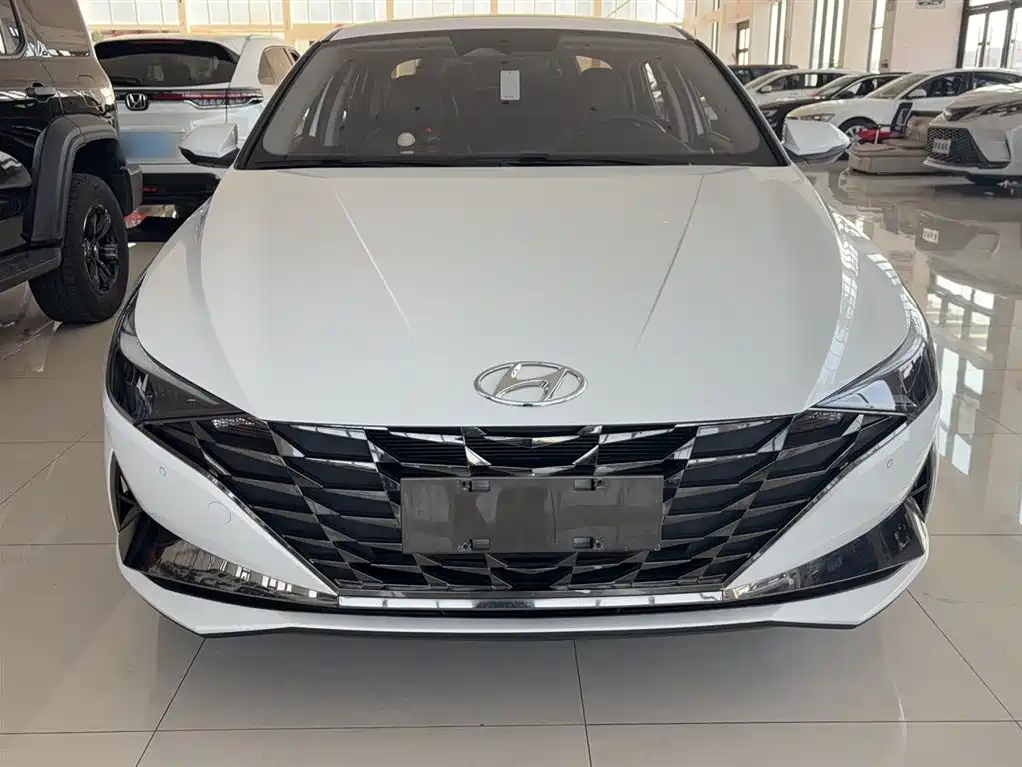 Hyundai Elantra 2021 1.5L CVT LUX Premium Edition фото 16