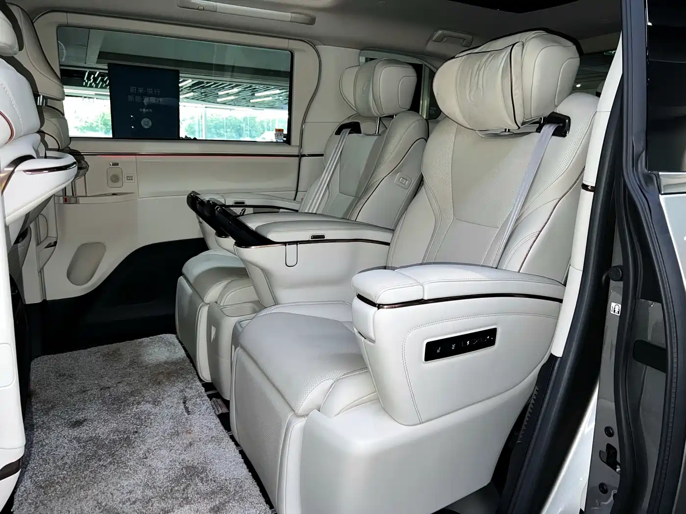 Lexus LM 2025 Model 500h Six-Seater Prestige Edition фото 9