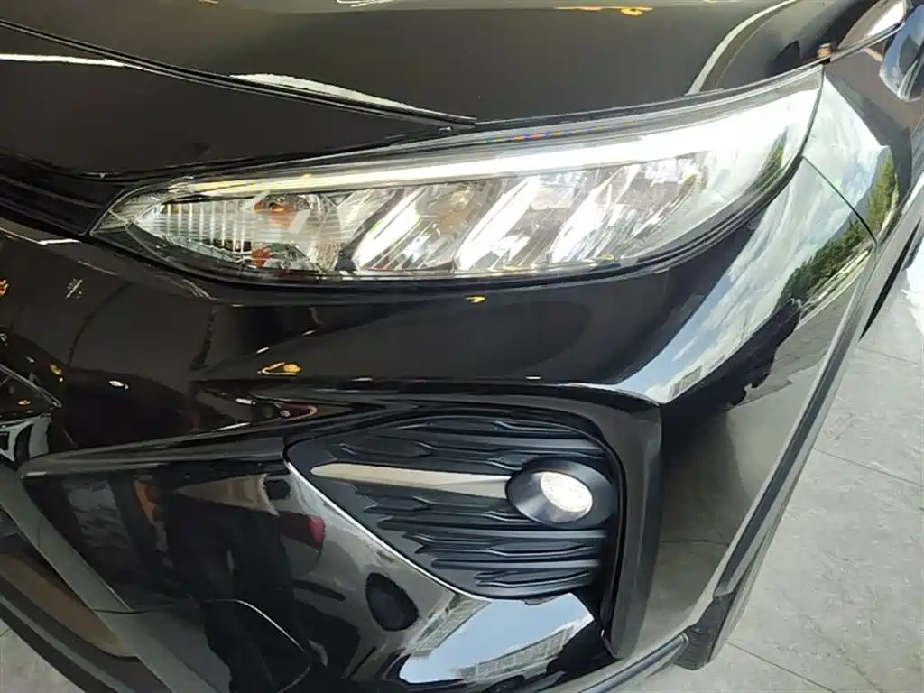Toyota Wildlander 2023 2.0L CVT FWD LE фото 24