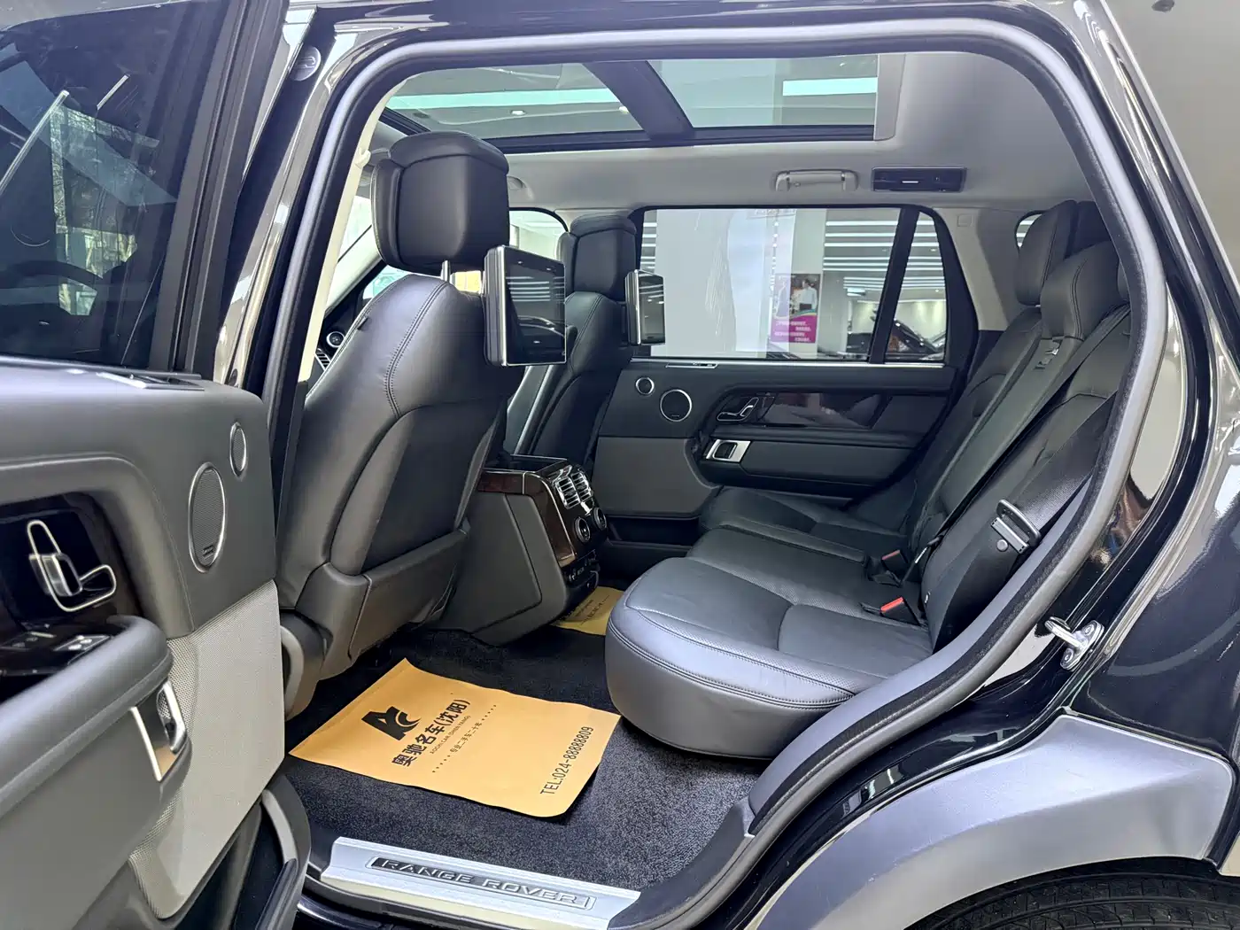 Land Rover Range Rover 2022 3.0 L6 400PS Heritage Extended Classic Edition фото 9