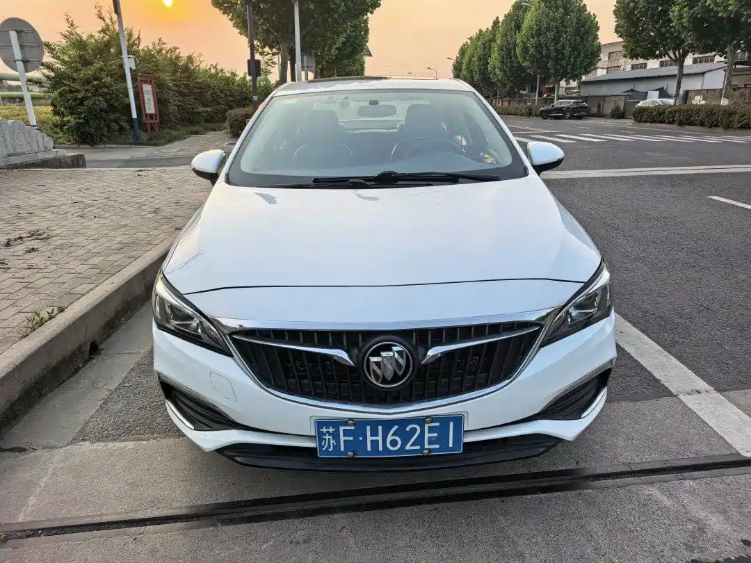 Buick Verano 2018 Sedan 20T Dual Clutch Leading фото 2
