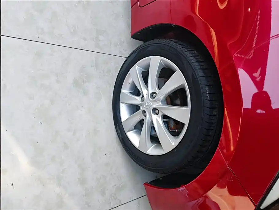 Hyundai Reina 2014 Model 1.6L Automatic TOP фото 6