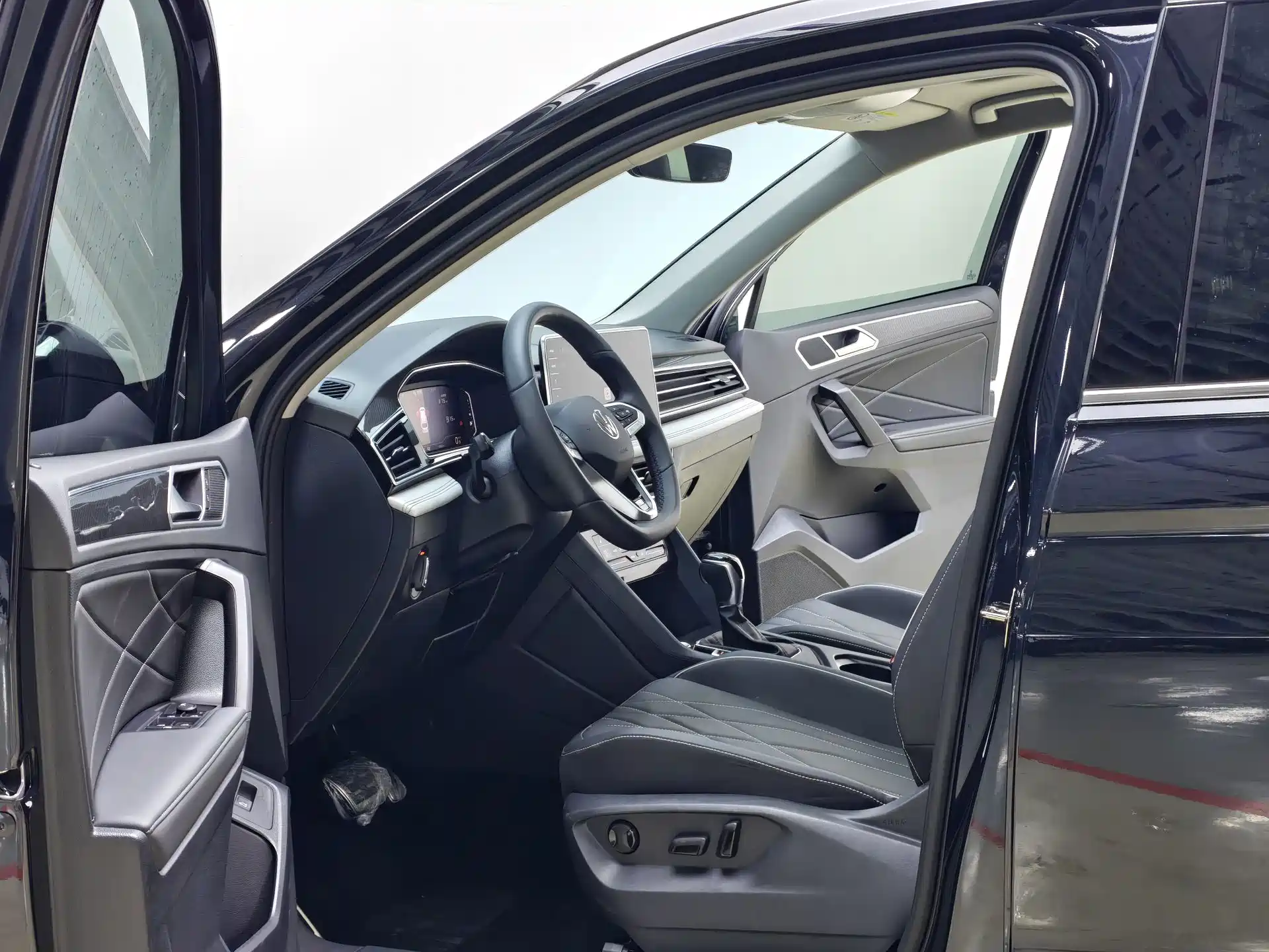 Photo 7 - Volkswagen Tiguan L