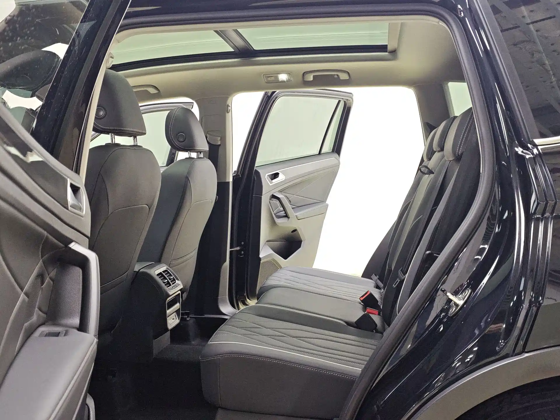 Photo 10 - Volkswagen Tiguan L
