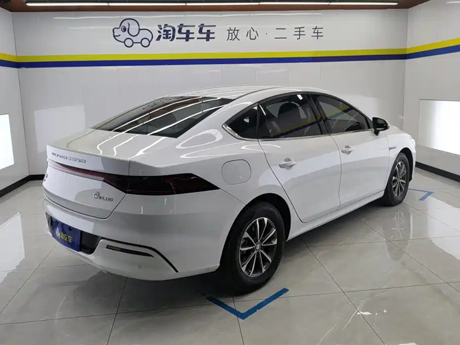 BYD Qin PLUS 2024 Glory Edition DM-i 55KM Leading фото 3