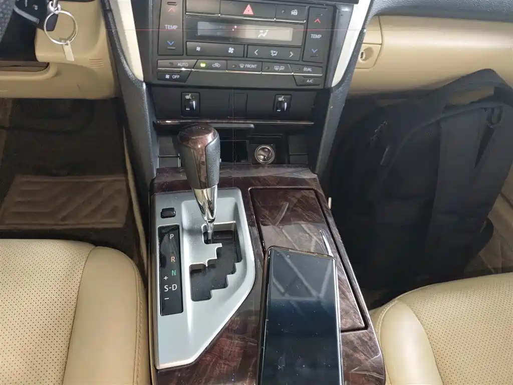 Toyota Camry 2015 2.0G Leading Edition фото 10
