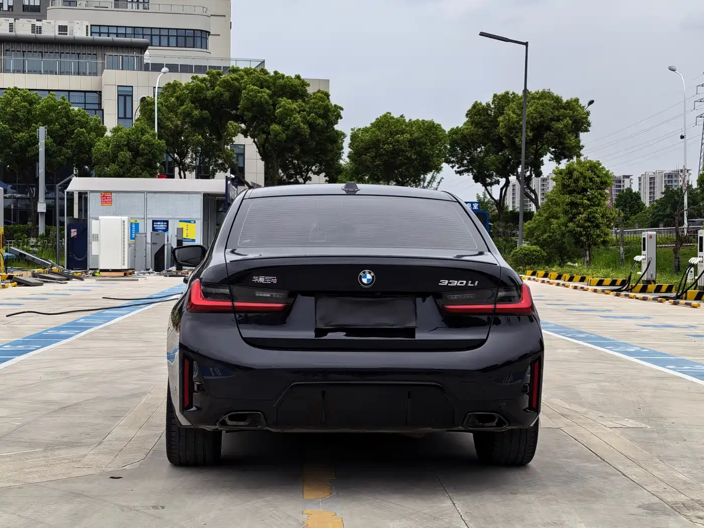 BMW 3 Series 2025 330Li Premium M Sport Night Edition фото 13